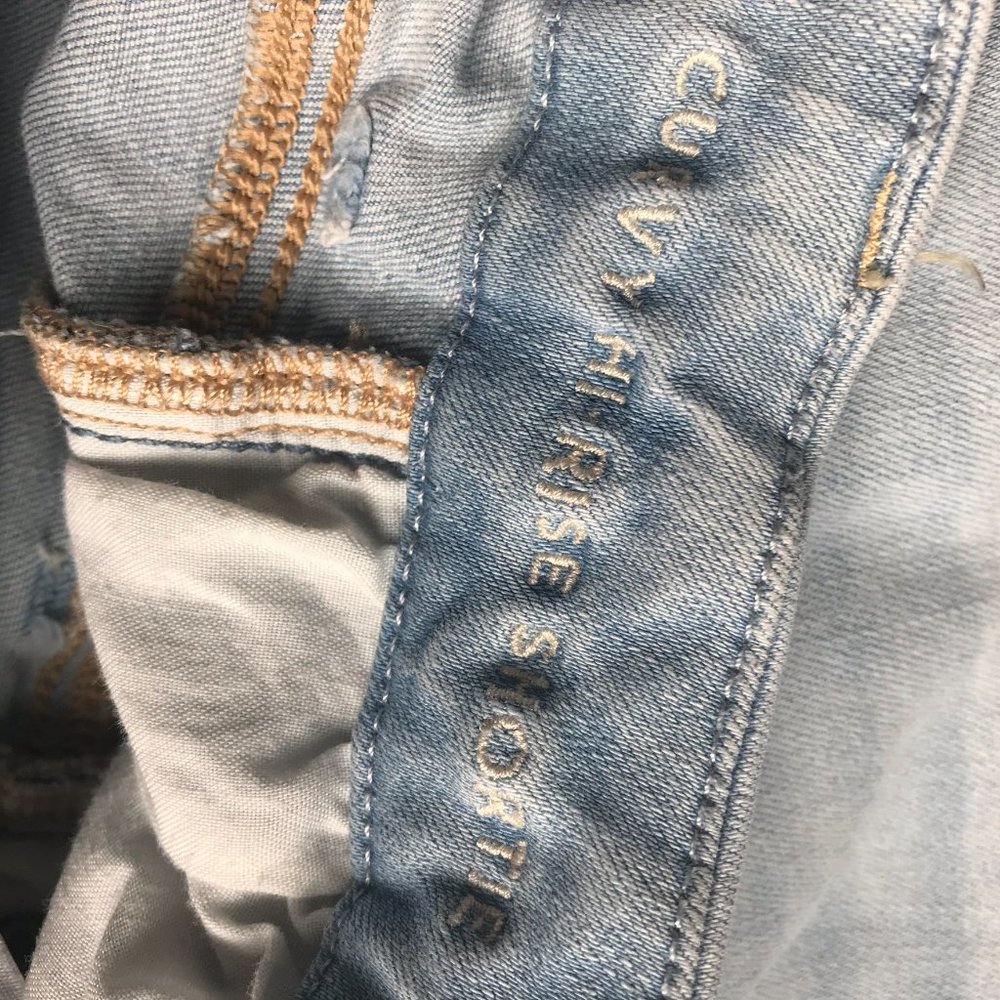 AMERICAN EAGLE Light Wash Curvy Hi Rise Shortie 0 - Picture 5 of 6